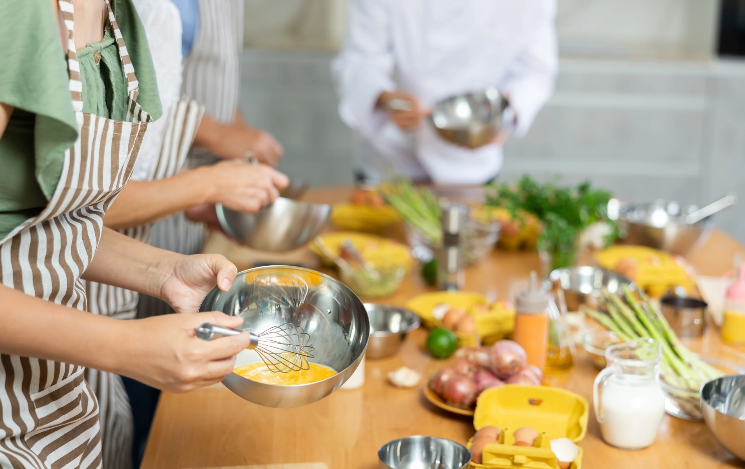 People,Participating,Group,Culinary,Class,,Engrossed,In,Cooking,Process,,Beating Gesunde Ernährung am Feuerlehof